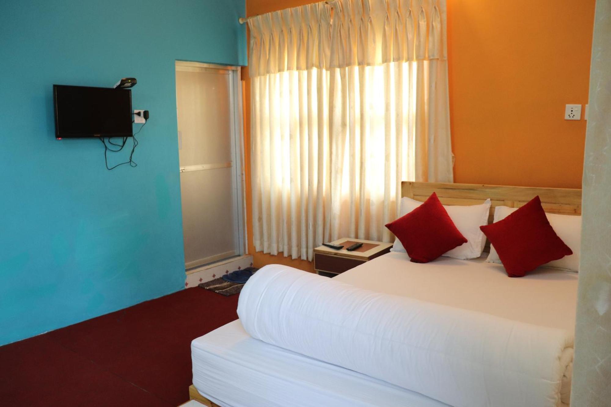 Hotel Young's Stupa Ranipauwa Bagian luar foto