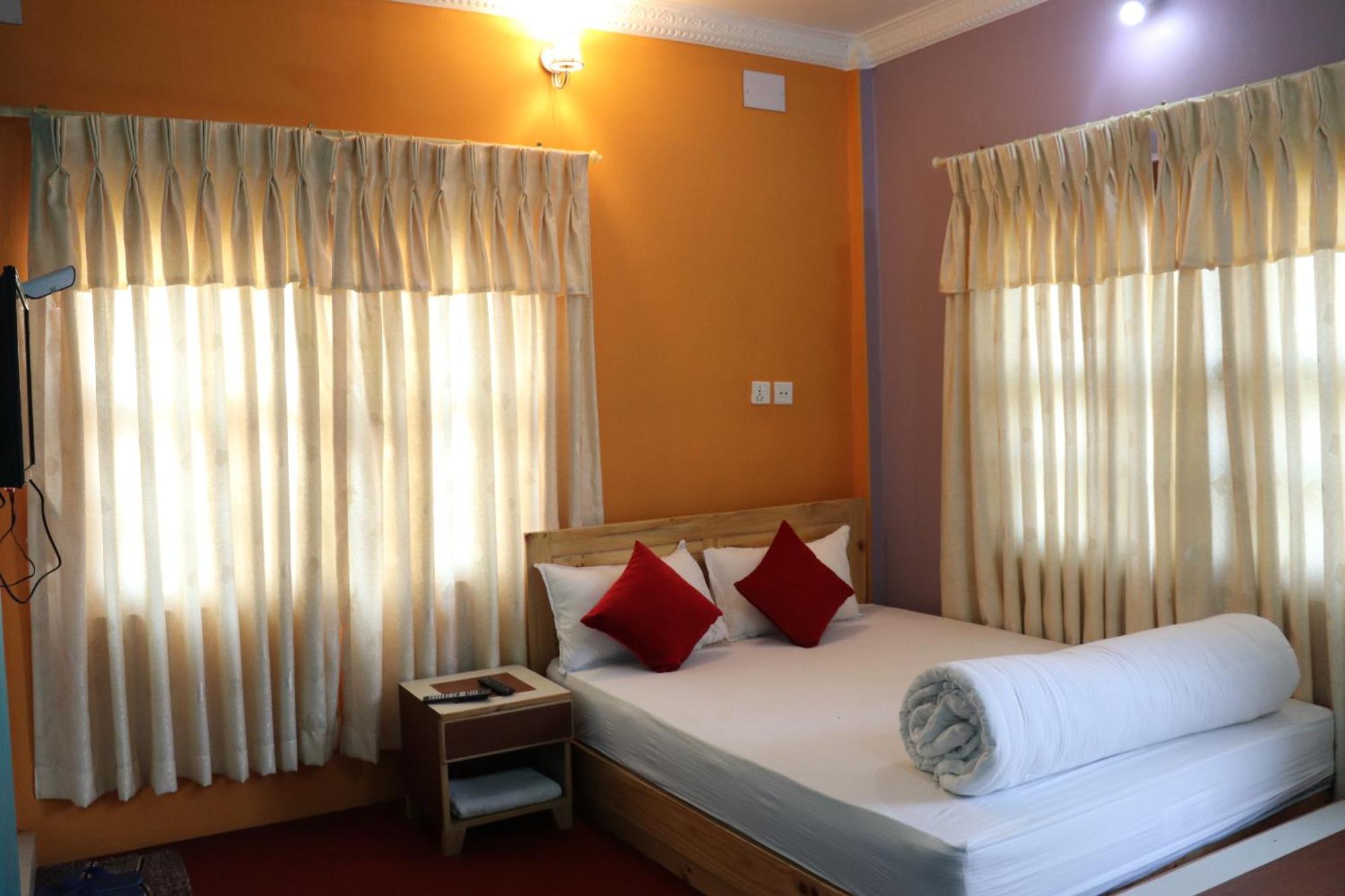 Hotel Young's Stupa Ranipauwa Bagian luar foto