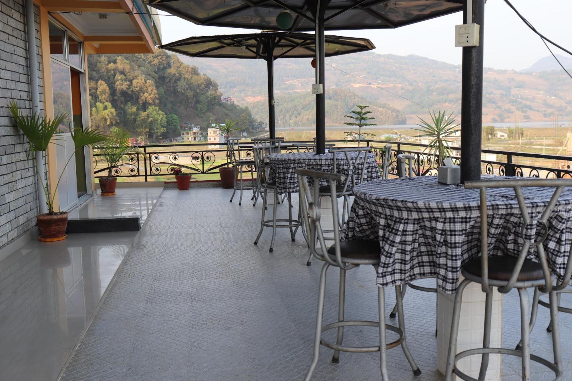Hotel Young's Stupa Ranipauwa Bagian luar foto