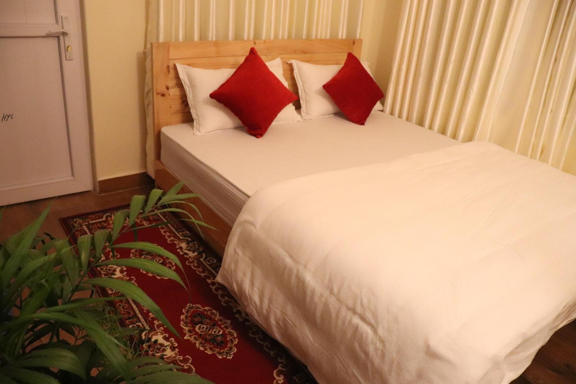 Hotel Young's Stupa Ranipauwa Bagian luar foto